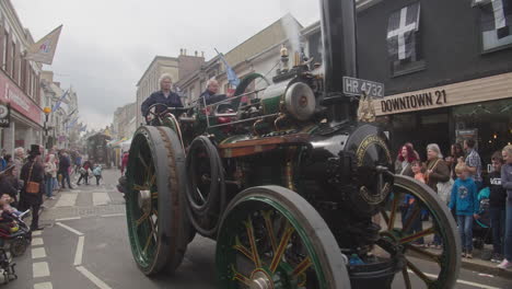 People-Watching-Steam-powered-Road-Locomotive-On-Trevithick-Day-In-Camborne,-England