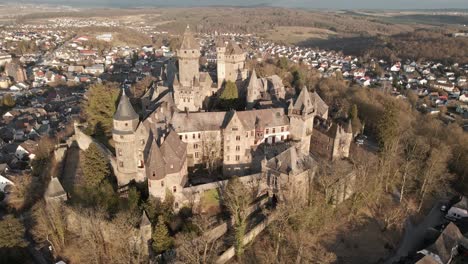 Luftaufnahmen-Der-Berühmten-Burg-Braunfels-Bei-Sonnenuntergang-In-Hessen,-Deutschland