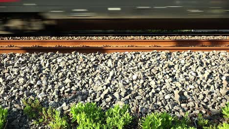 Zug-Fährt-Schnell-Auf-Den-Schienen-Vorbei,-Ruhige-Aufnahme