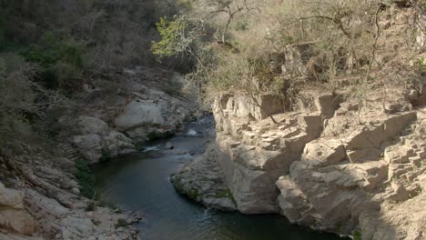 Acantilados-De-Piedra-Caliza-Con-Río-Que-Fluye-En-La-Selva-De-Yelapa-En-Jalisco,-México