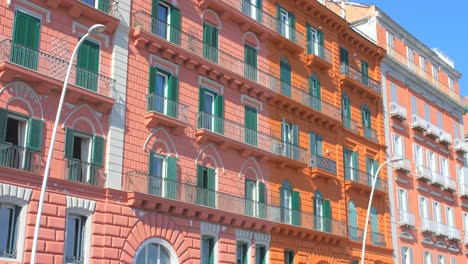 Bunte-Architektur-Im-Europäischen-Stil-Im-Stadtteil-Chiaia-Mit-Fenstern-Und-Schönen-Balkonen-In-Neapel,-Italien