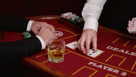 Zeitlupenaufnahmen-Eines-Mannes,-Der-Whiskey-Trinkt,-Während-Er-In-Einem-Casino-Poker-Spielt
