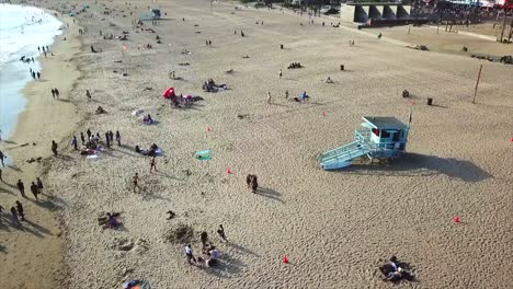 Venice-Beach,-Kalifornien-Drohne-Schoss-über-Den-Strandturm-Am-Wasser