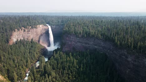 Helmcken-Falls-and-the-Murtle-River-winding-through-the-vast-and-scenic-Wells-Gray-Provincial-Park-in-British-Columbia,-Canada