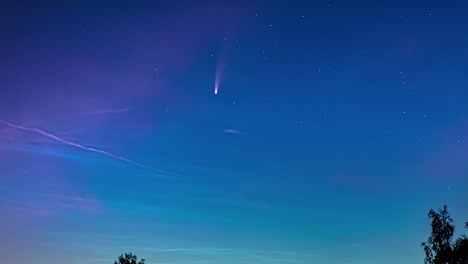 Wunderschöner-Zeitraffer-Am-Nachthimmel-Mit-Komet-Neowise,-Sternen-Und-Wolken