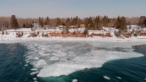 Eisbedecktes-Seeufer-Des-Lake-Superior-Mit-Häusern-Am-Wasser-In-Duluth,-Minnesota