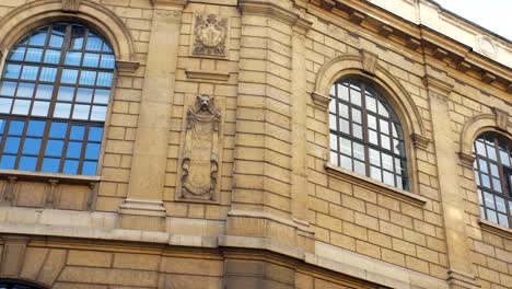Historische-Fassadenfenster-An-Der-Weltberühmten-Ecole-Polytechnique-In-Paris,-Frankreich