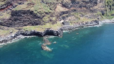 Rocks-and-cliff-edges-by-the-sea-in-Madeira