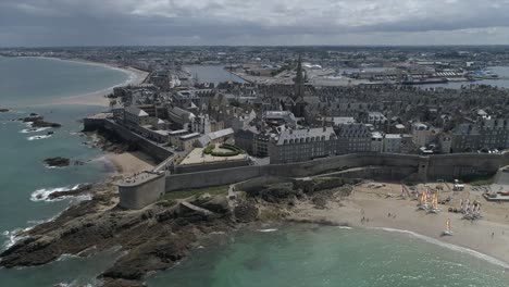 Drone-footage-of-Saint-Malo-in-a-sunny-day-The-sea,-the-beach,-the-wall-of-Saint-Malo