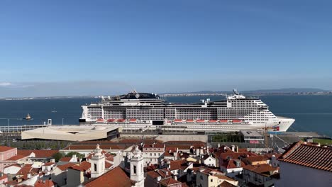 Blick-Auf-Das-Stadtbild-Von-Lissabon-Und-Das-Kreuzfahrtschiff,-Das-An-Einem-Sonnigen-Tag-Am-Tejo-Flussterminal-Festgemacht-Hat