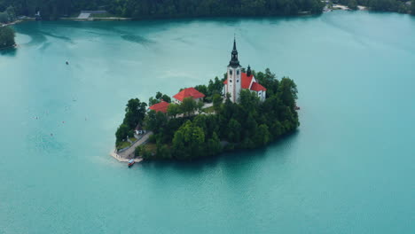 Isla-Encantadora-Con-Iglesia-En-El-Lago-Bled-Con-Aguas-Azules-Tranquilas-En-Bled,-Eslovenia