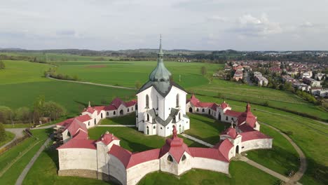 Luftdrohnenaufnahmen-Der-Wallfahrtskirche-Des-Heiligen-Johannes-Von-Nepomuk-In-Zdar-Nad-Sazavou,-Tschechische-Republik