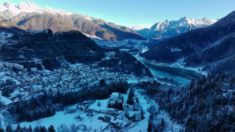 Breite-Drohnen-Luftaufnahme-Eines-Tals-In-Den-Bergen-Mit-Schnee-Im-Winter-Im-Schatten