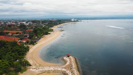 Wunderschöner-Filmischer-Sanur-Strand,-Bali-Drohnenaufnahmen-Mit-Interessanter-Landschaft,-Fischerbooten-Und-Ruhigem-Wetter