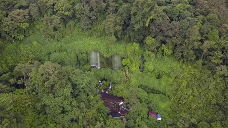 Conservación-De-La-Naturaleza-Protección-Espectacular-Vista-Aérea-Vuelo-Panorama-Resumen-Imágenes-De-Drones-Cascada-Benang-Kelambu-Lombok-Indonesia-2017