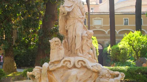 Fountain-In-The-Gardens-Of-Palazzo-Venezia-In-Rome,-Italy---close-up,-tilt-up