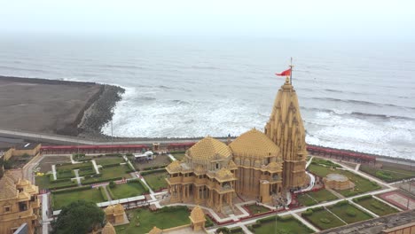 Somnath,-Gujarat,-Indien--:-Wunderschöne-Rotierende-Luftaufnahme-über-Dem-Somnath-Mahadev-Tempel,-Gujarat,-Indien