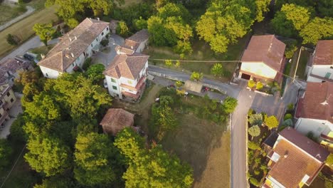 Drohnenansicht-Einiger-Häuser-Während-Eines-Sonnenuntergangs-In-Der-Italienischen-Landschaft