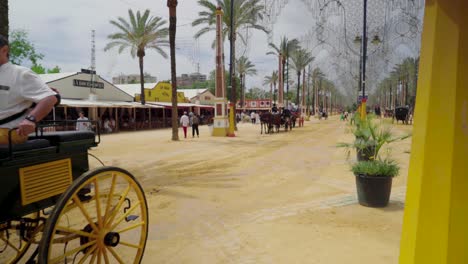 Pferdekutsche-Befördert-Touristen-Auf-Der-Frühlingsmesse-In-Jerez,-Spanien