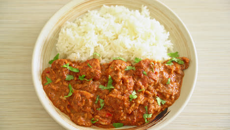 Chicken-Tikka-Masala-Mit-Reis-Auf-Teller---Indischer-Essensstil