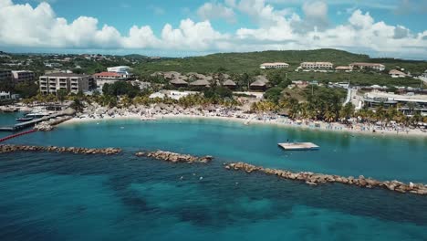 Luftaufnahme-Der-Tropischen-Küste-Von-Curaçao-In-Der-Niederländischen-Karibik-Und-Ihren-Unberührten-Stränden-Und-Leuchtenden-Wasserfarben