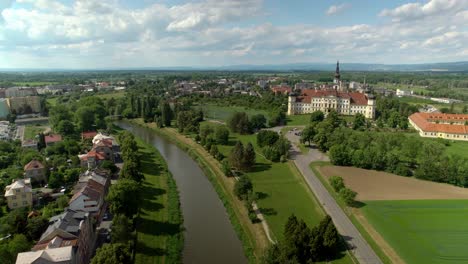 Militärkrankenhaus-Klášterní-Hradisko-In-Olomouc-Am-Ufer-Der-March-Mit-Einem-Wohngebiet-Aus-Historischen-Häusern-Und-Architektur