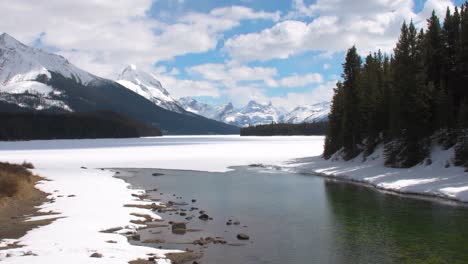 Time-Lapse-Of-Maligne-Lake-At-The-end-Of-Winter