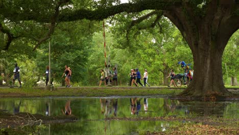 Läufer-Rennen-Durch-Den-Stadtpark-Crescent-City-Classic-New-Orleans,-Louisiana