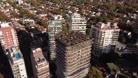 Drohnenaufnahmen-Von-Laufenden-Bauarbeiten-An-Einem-Wolkenkratzer-Mit-Riesigem-Kran-Auf-Dem-Gebäude-In-Buenos-Aires