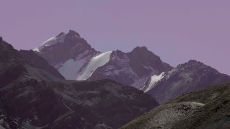 Hermosas-Montañas-Del-Himalaya-Sobre-Los-Campos-Verdes-Del-Pueblo-De-Losar-En-El-Valle-Spiti,-Himachal-Pradesh