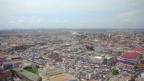 Menschenmenge-Und-Autos-Auf-Dem-Zentralmarkt-Von-Accra-_1_5