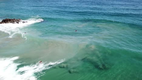 3-Surfer-Warten-Auf-Die-Nächste-Große-Welle,-Um-An-Den-Stränden-Von-Oaxaca-In-Mexiko-Im-Pazifischen-Ozean-Zu-Reiten