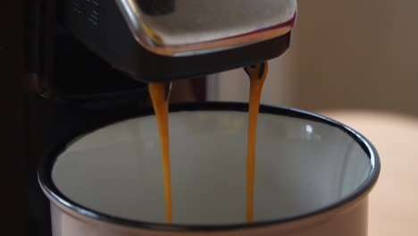 Vollautomatische-Kaffeemaschine,-Die-In-Zeitlupe-Kaffee-In-Eine-Schöne-Retro-Tasse-Brüht