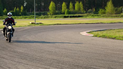 Lässige-Kurvenfahrt-Auf-Einem-Roadster-Motorrad-Mit-Schutzausrüstung