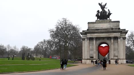 A-Special-Weekend-With-The-Red-Heart-Shown-Within-Wellington-Arch,-London,-United-Kingdom