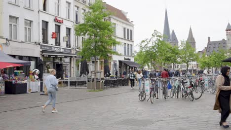 Multitud-De-Personas-Caminando-En-Vrijdagmarkt-En-Un-Día-Nublado-En-Gante,-Bélgica