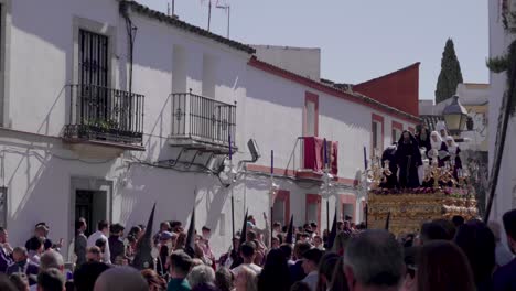 Semana-Santa-Prozession-Mit-Religiösem-Festwagen-Während-Der-Osterwoche-In-Spanien