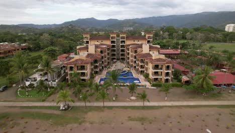 Luftaufnahmen-Vom-Strand-An-Einem-Sonnigen-Tag,-Von-Einem-Hotel-Mit-Pool-In-Costa-Rica,-Luftaufnahmen-Von-Drohnen,-Jaco-Beach,-Puntarenas,-Costa-Rica,-Rückzug