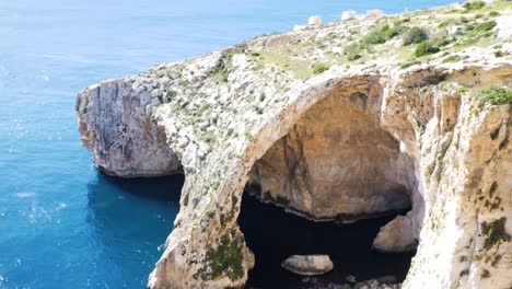 Vista-De-Mano-Del-Gotto-Azul-De-La-Entrada-De-Malta-En-Un-Día-Soleado-Y-Vibrante