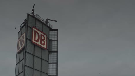 Señalización-De-Deutsche-Bahn-En-La-Torre-De-La-Estación-Central-De-Berlín