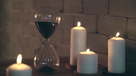 Hourglass-dropping-sand-And-candles