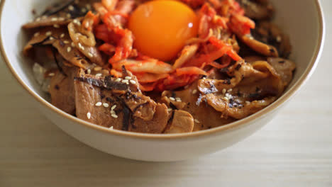 Schweinefleisch-Bulgogi-Reisschale-Mit-Kimchi-Und-Koreanischem-Eingelegtem-Ei---Koreanischer-Essensstil