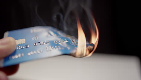 Eine-Visa-Kreditkarte-Brennt,-Während-Sie-In-Der-Hand-Gehalten-Wird,-Viele-Konzepte