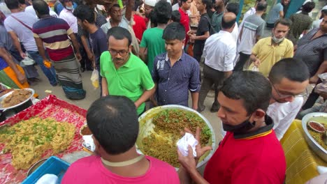 Aufnahme-Von-Oben-über-Den-Lebensmittelverkäufer-Auf-Dem-Chawk-Basar-In-Dhaka,-Zeitlupe