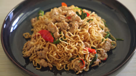 homemade-stir-fried-instant-noodles-with-Thai-basil-and-minced-pork---Thai-food-style