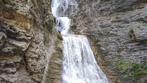 Margaret-Falls-Fluyendo-Por-Un-Acantilado-De-Montaña-Rocosa-En-El-Pintoresco-Y-Popular-Parque-Provincial-Herald-Ubicado-En-Columbia-Británica,-Canadá