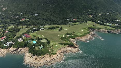 4K-Luftdrohnenaufnahme-Eines-Riesigen-Golfplatzes-In-Shek-O-In-Der-Nähe-Des-Meeres-In-Hongkong