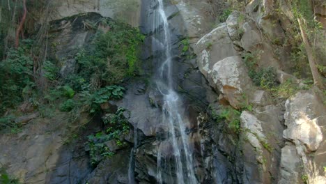 Die-Wasserfälle-Auf-Steilen,-Schroffen-Bergen---Cascada-De-Yelapa-In-Jalisco,-Mexiko