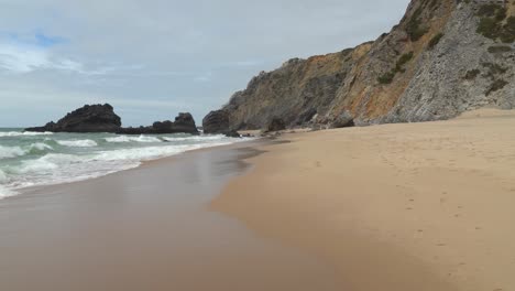 Wellen-Krachen-Am-Sandstrand-In-Der-Nähe-Von-Gruta-Da-Adraga-In-Portugal
