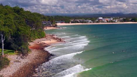 Varios-Turistas-Con-Tablas-De-Surf-En-La-Playa-De-Noosa-Heads-En-Queensland,-Australia